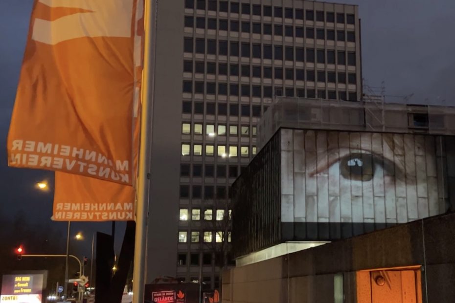 Projektion Mannheimer Kunstverein e.V. zum internationalen Tag gegen Gewalt an Frauen Original Bilder © ZONTA international & Birgit Lang - https://starkefrauen.blog