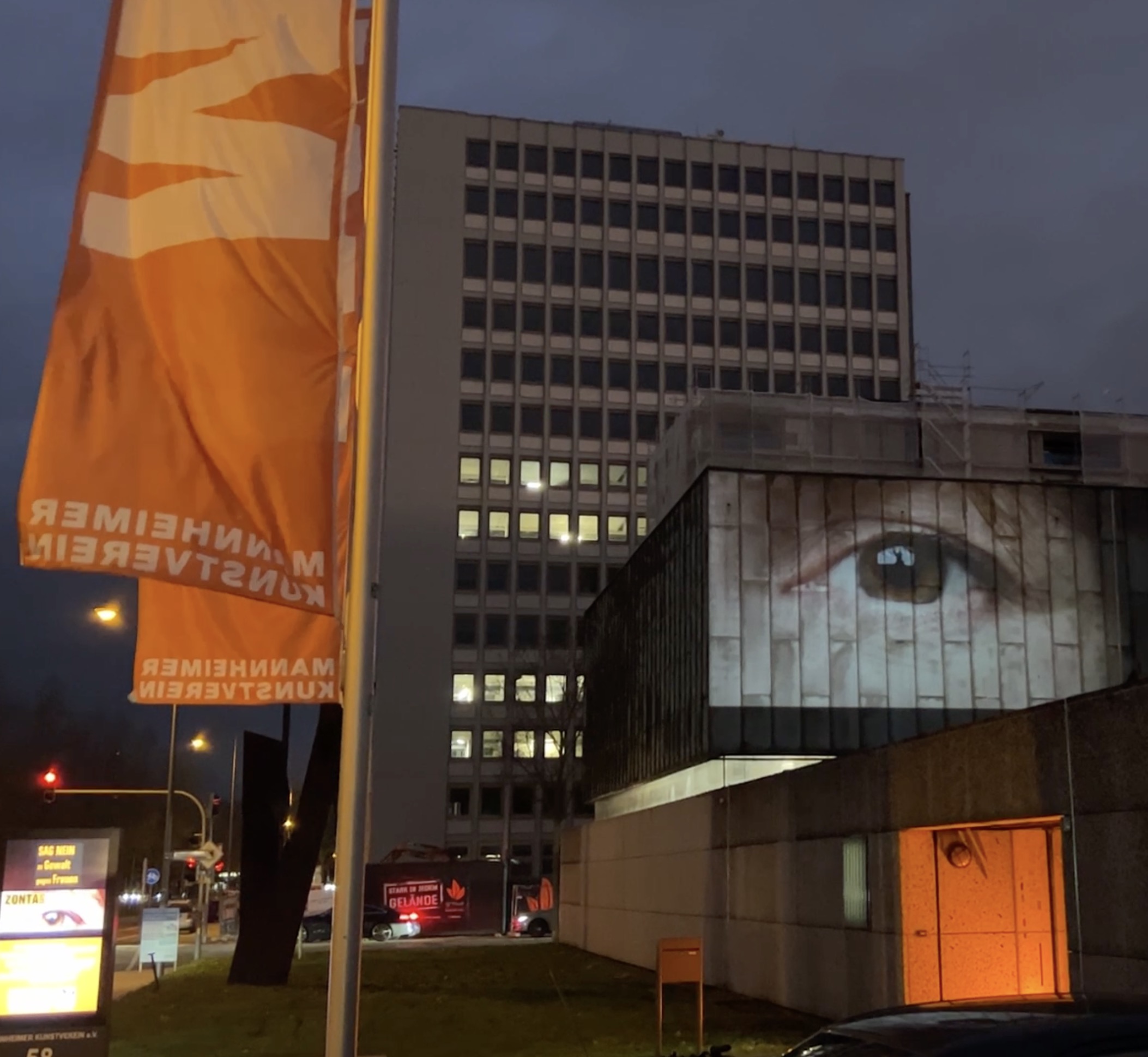 Projektion Mannheimer Kunstverein e.V. zum internationalen Tag gegen Gewalt an Frauen Original Bilder © ZONTA international & Birgit Lang - https://starkefrauen.blog